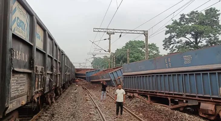 ফের ট্রেন দুর্ঘটনা! লাইনচ্যুত ১০টি বগি