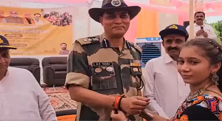 গুজরাতের কচ্ছে বিএসএফ জওয়ানদের রাখি পরালেন মহিলারা
