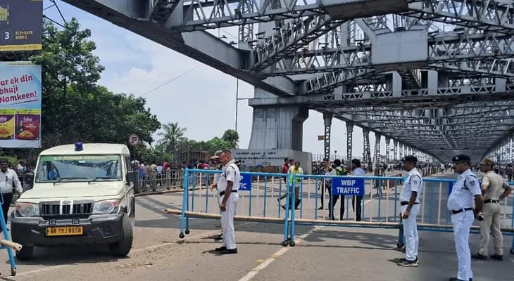 হাওড়া ব্রিজে যান চলাচলে পুলিসি বিধিনিষেধ থাকলেও অ্যাম্বুল্যান্সের জন্য খোলা রাস্তা