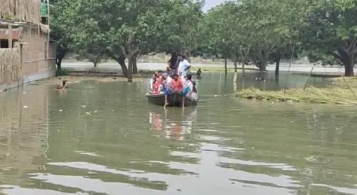 গঙ্গার জল আরও বাড়ল, জরুরি দরকারে এখন ভরসা শুধুই নৌকা