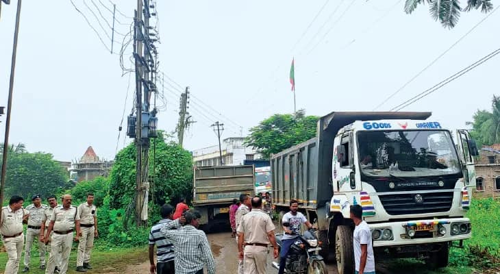 ডাম্পারের ধাক্কায় ভাঙল বিদ্যুতের খুঁটি, সরু রাস্তায় ভারী গাড়ি চলাচল, প্রতিবাদে অবরোধ-বিক্ষোভ