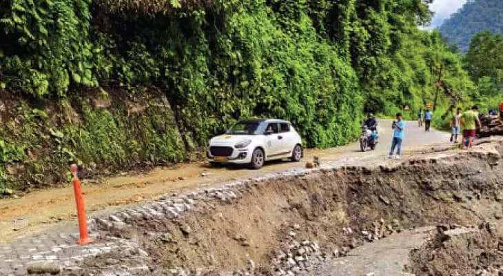 আবার ধস ১০ নম্বর জাতীয় সড়কে, সাতটি গ্রাম জলমগ্ন