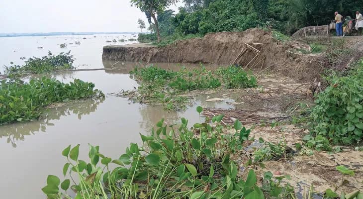 অগ্রদ্বীপের চর বিষ্ণুপুরে আবারও আগ্রাসী ভাগীরথী, ভয়াবহ ভাঙন, দু’ মাস ধরে জলের নীচে গ্রামের মূল সড়ক