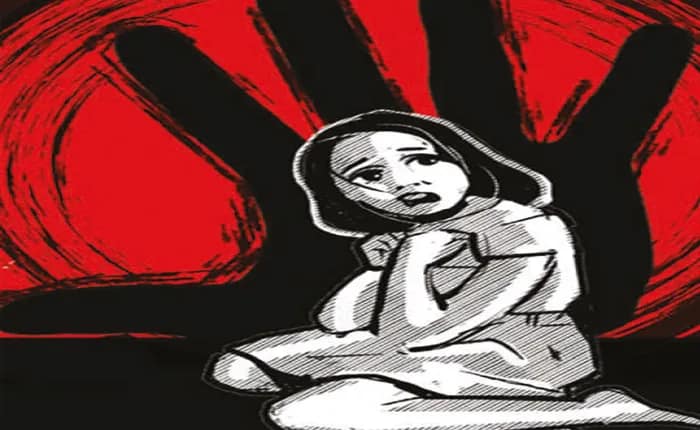 নাবালিকাকে ধর্ষণ, গর্ভজাত সন্তানকে ঝোপে ফেলল বাবা