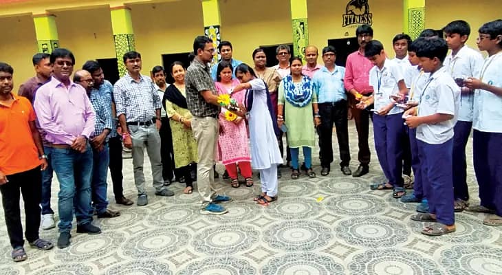খানাকুলে ফলের বীজ দিয়ে রাখী তৈরি করে সবুজায়নের বার্তা স্কুল পড়ুয়াদের