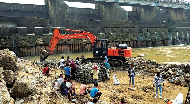 নিম্নচাপের ভ্রুকুটি, মাথায় হাত মৃৎশিল্পীদের