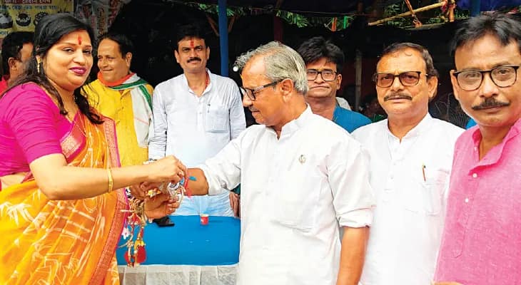 বীরভূমে রাখিবন্ধন উৎসবের জনসংযোগ শাসক-বিরোধী সব রাজনৈতিক দলেরই