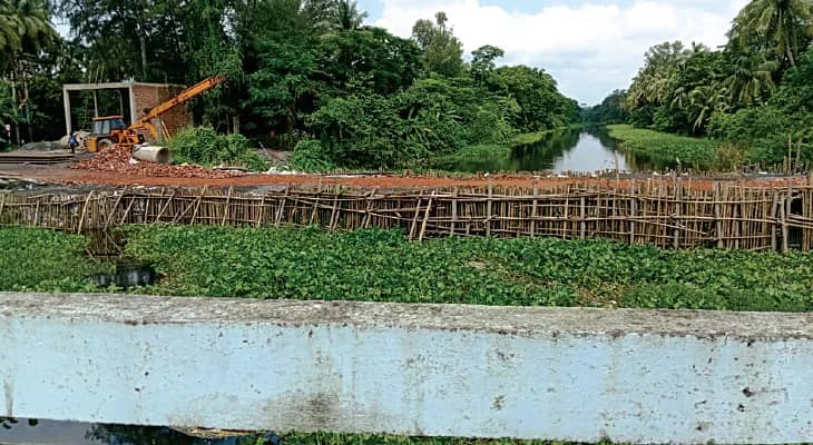 খালের মুখ আটকে তৈরি হয়েছে অস্থায়ী রাস্তা, ক্ষতির মুখে চাষিরা