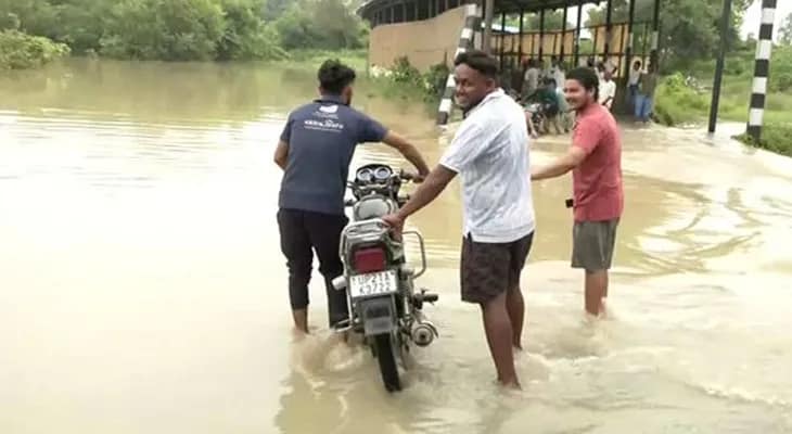রামগঙ্গা নদীর জলে ভেসে গিয়েছে উত্তরপ্রদেশের মোরাদাবাদের বিভিন্ন এলাকা