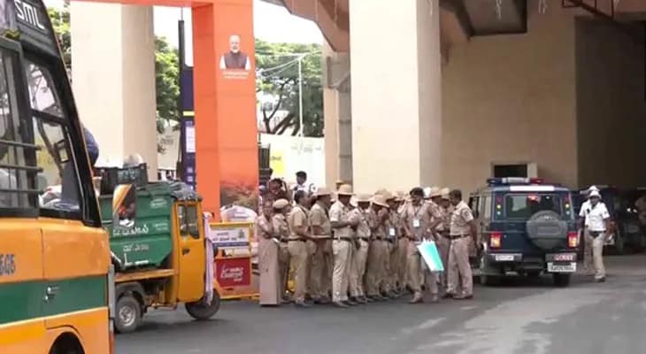 প্রধানমন্ত্রী নরেন্দ্র মোদির সফর ঘিরে আজ সকাল থেকে বেঙ্গালুরুতে কড়া নিরাপত্তা