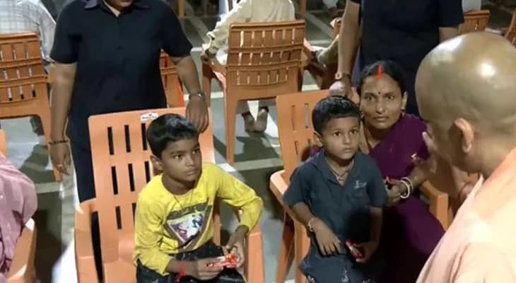 আজ সকালে গোরক্ষপুরে ‘জনতা দর্শন’ অনুষ্ঠানে সাধারণ মানুষের অভিযোগ শুনছেন উত্তরপ্রদেশের মুখ্যমন্ত্রী যোগী আদিত্যনাথ