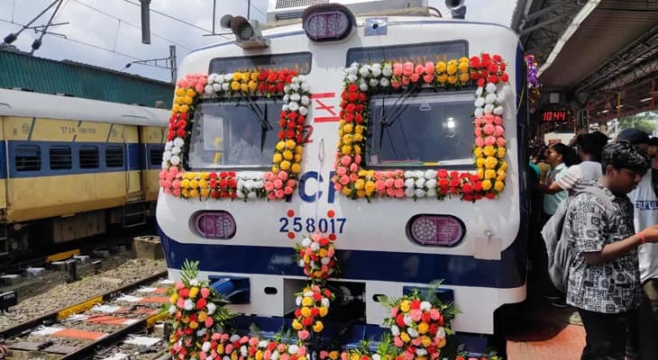 শিয়ালদহে উদ্বোধনের অপেক্ষায় এসি লোকাল ট্রেন