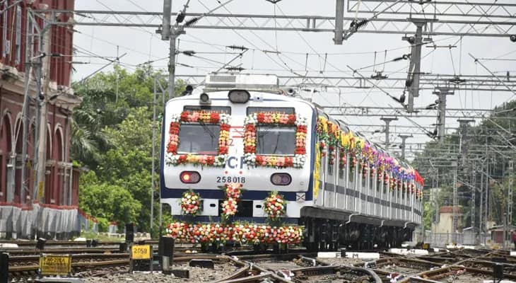 আজ শিয়ালদহ থেকে আনুষ্ঠানিকভাবে চালু হল এসি লোকাল ট্রেন