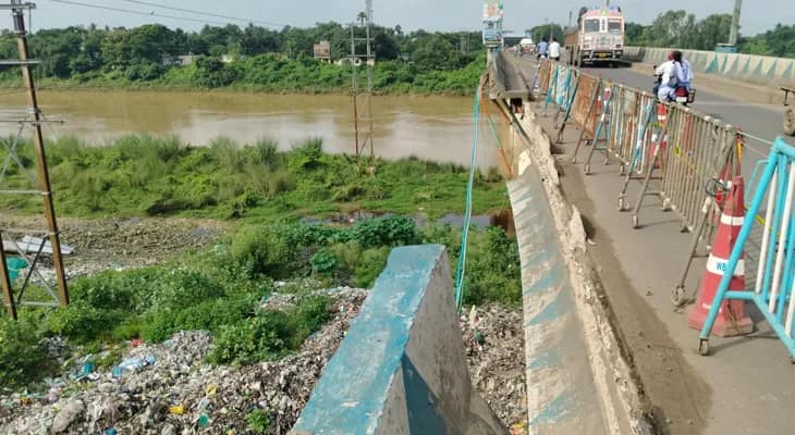 আরামবাগে পল্লীশ্রী এলাকায় দ্বারকেশ্বর নদের উপর রামকৃষ্ণ সেতুর ফুটপাথ সহ দেওয়ালের একাংশ ভেঙে পড়ল, আপাতত ভারী যান চলাচলে নিষেধাজ্ঞা