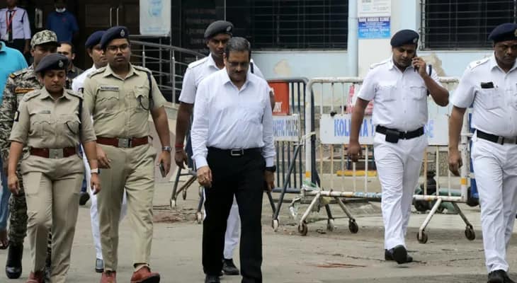 গতকাল নবান্ন অভিযানে আহত পুলিসকর্মীদের দেখতে এসএসকেএমে কলকাতার পুলিস কমিশনার