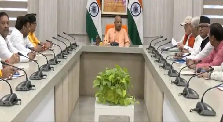 লখনউতে বৈঠকে উত্তরপ্রদেশের মুখ্যমন্ত্রী যোগী আদিত্যনাথ