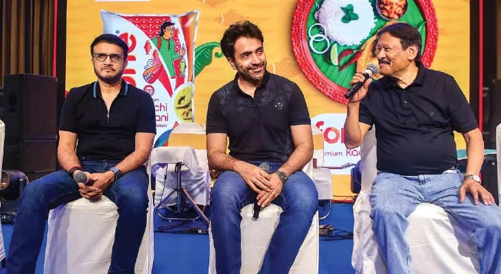 বাঙালিয়ানার অহংয়ে সুপারহিট বর্ষামঙ্গল, গরম ভাতে ইলিশের সঙ্গে চুটিয়ে আড্ডা, গান