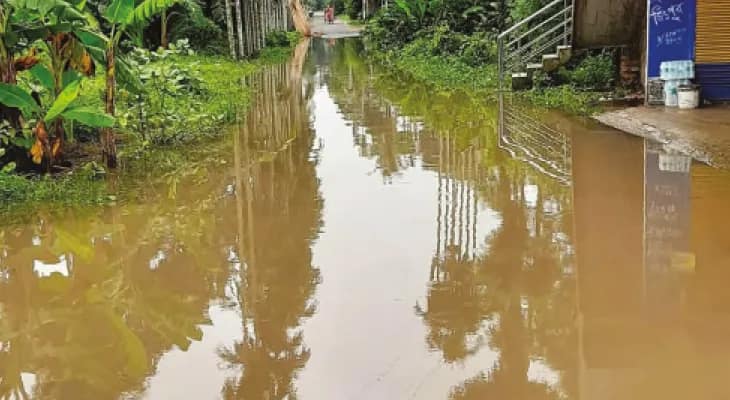বেতাইয়ে নিকাশির অভাবে জলমগ্ন রাস্তা, কাঠগড়ায় বিজেপির পঞ্চায়েত