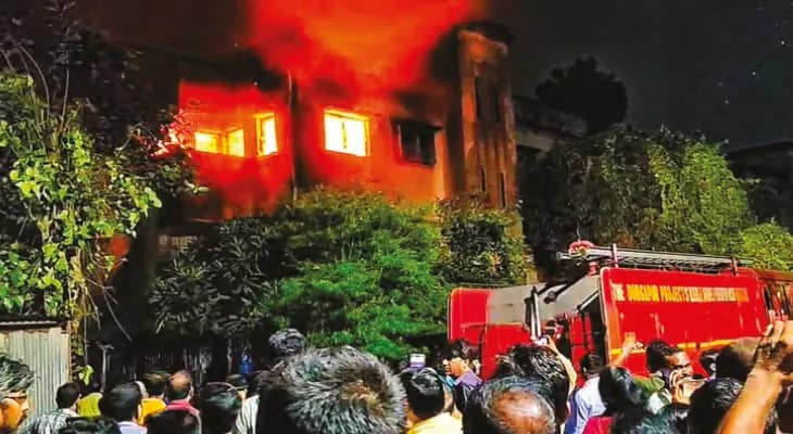 দুর্গাপুরে সরকারি আবাসনের ফাঁকা ফ্ল্যাটে ভয়াবহ আগুন