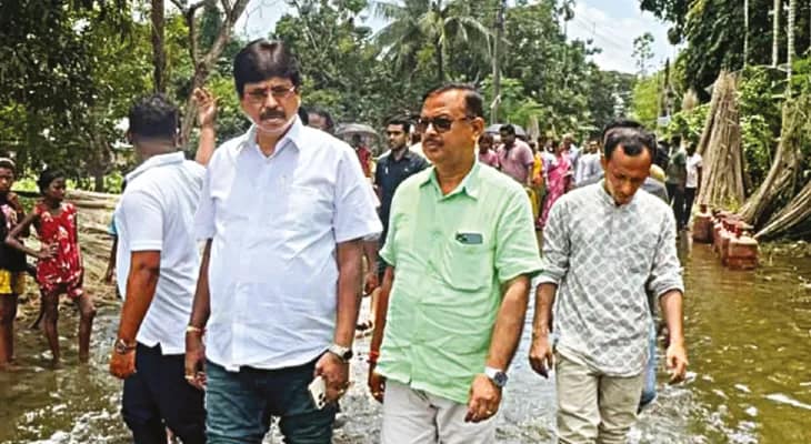বিপদসীমা পার ইছামতীর, ত্রাণ শিবিরে ভিড় বাড়ছে স্থানীয়দের