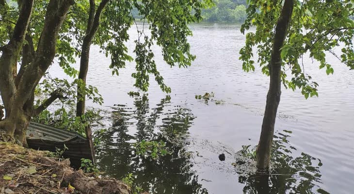 নদীর অববাহিকা থেকে মাটি তোলায় বাড়ছে ভাঙনের শঙ্কা