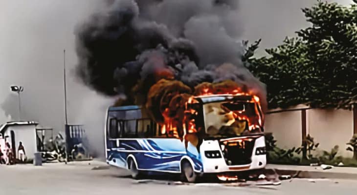 ভিআইপি রোডে চলন্ত বাসে আগুন