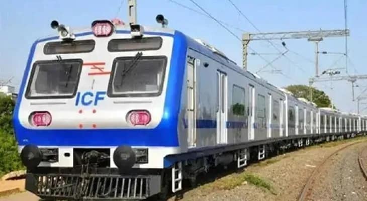 রানাঘাট স্টেশন থেকে প্রথম দিনের যাত্রা শুরু করল এসি লোকাল, নির্ধারিত সময়েই ছাড়ে ট্রেন, প্রথম এসি লোকালে চড়ার সাক্ষী হতে উৎসাহী যাত্রীরা