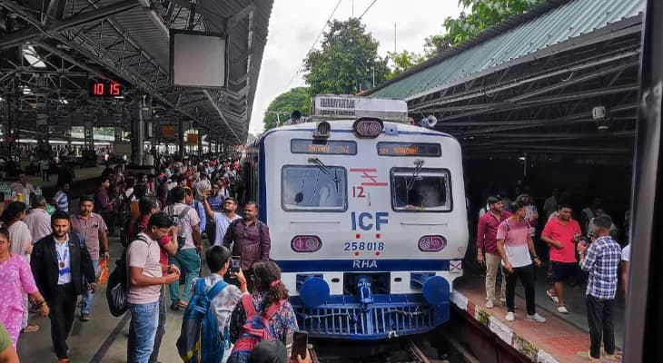 রানাঘাট থেকে শিয়ালদহ স্টেশনে পৌঁছল এসি লোকাল