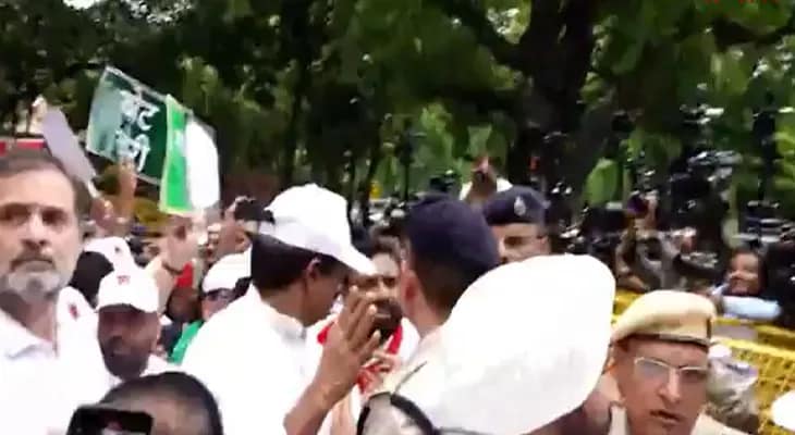 রাজপথে পুলিসি ব্যারিকেড, বিরোধীদের কমিশন ঘেরাও অভিযান রুখতে তৎপর দিল্লি পুলিস