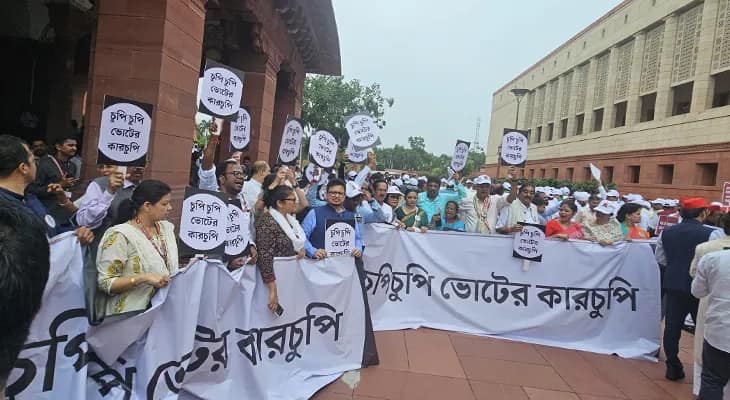 চুপি চুপি ভোটের কারচুপি: দিল্লিতে ‘ভোট চুরি’র বিরুদ্ধে সরব তৃণমূল, বাংলায় পোস্টার লিখে প্রতিবাদ