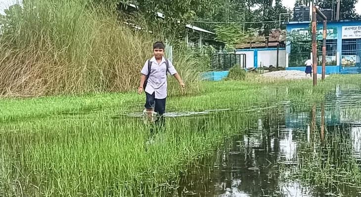 জলপাইগুড়ির বালাপাড়া তিস্তার চর এসপি প্রাইমারি স্কুল চত্বর জলমগ্ন