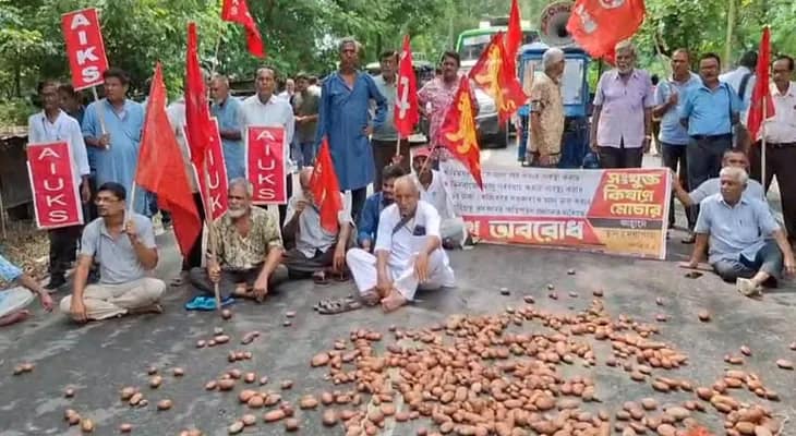 রাস্তায় আলু ফেলে বিক্ষোভ সংযুক্ত কিষান মোর্চার