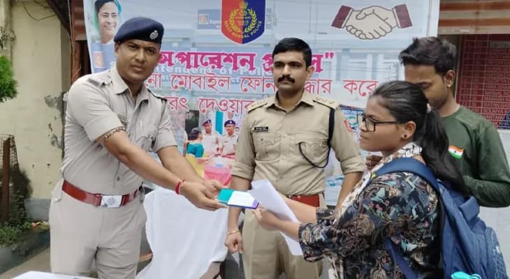 হারিয়ে যাওয়া ৩০টি মোবাইল ফোন মালিকদের হাতে তুলে দিল উলুবেড়িয়ার এসডিপিও শুভম যাদব, আইসি সঞ্জয়  দে
