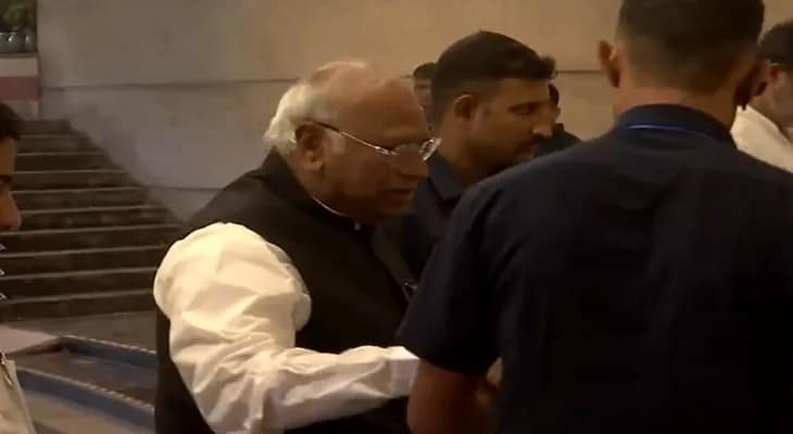 ইন্ডিয়া জোটের নেতাদের ডাকা নৈশভোজে যোগ দিলেন কংগ্রেস সভাপতি মল্লিকার্জুন খাড়্গে