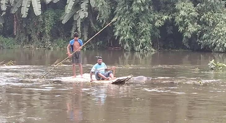 শোলার ভেলায় চেপে মাঝনদী থেকে দেহ উদ্ধার করল কিশোর, পুরস্কৃত করার সিদ্ধান্ত পঞ্চায়েতের