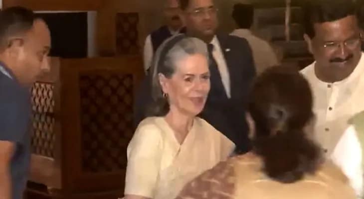 ইন্ডিয়া জোটের নেতাদের ডাকা নৈশভোজে যোগ দিলেন কংগ্রেস নেত্রী সোনিয়া গান্ধী