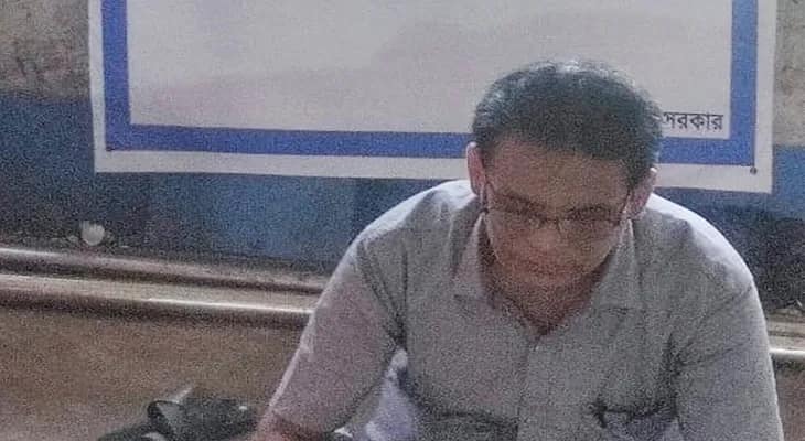 নথিতে সই করেননি স্কুল সভাপতি ‘আমাদের পাড়া’য় ধর্না প্রধান শিক্ষকের