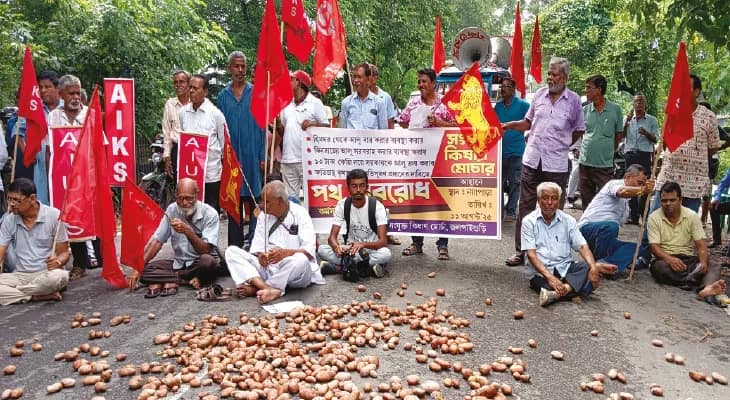 দাম মিলছে না, রাস্তায় আলু ফেলে অবরোধ সংযুক্ত কিষান মোর্চার