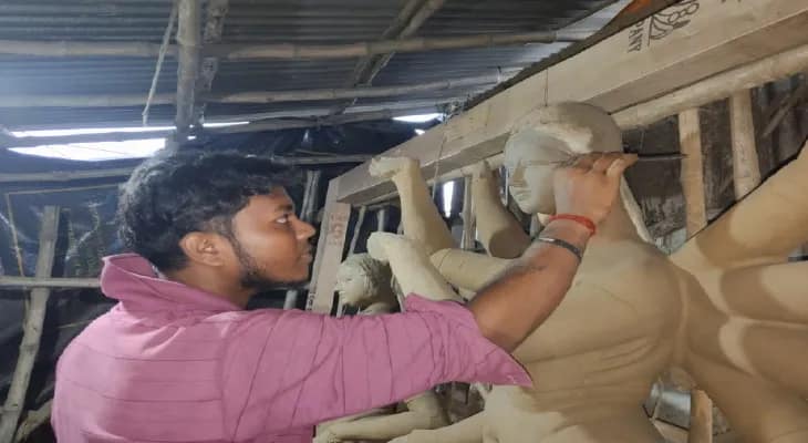 টানা বৃষ্টির জেরে শুকানো যাচ্ছে না প্রতিমার মাটির প্রলেপ, মুথাডাঙায় চিন্তিত মৃৎশিল্পীরা