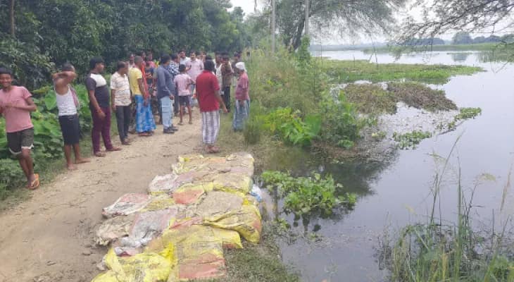 বাঁধে বালির বস্তা ফেলে রক্ষা বাসিন্দাদের, ফুলহার-কালিন্দীর যৌথ ‘হানা’য় দিশেহারা নাজিরপুরের ৫টি গ্রাম