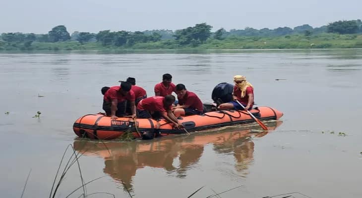 সাঁতার শেখাতে নিয়ে গিয়ে ডুবন্ত বন্ধুকে ফেলে পালাল দুই সহপাঠী