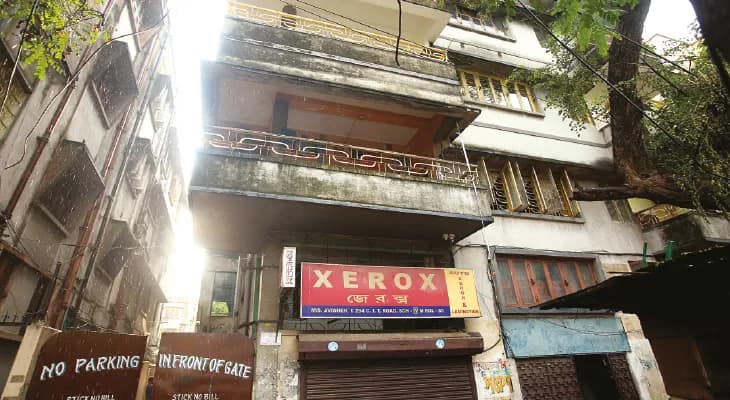 লালবাতি লাগানো গাড়ি, বিভাসকে ঘিরে সশস্ত্র ‘বাহিনী’, বেলেঘাটায় পুলিসের নাকের ডগাতেই ‘আন্তর্জাতিক থানা’