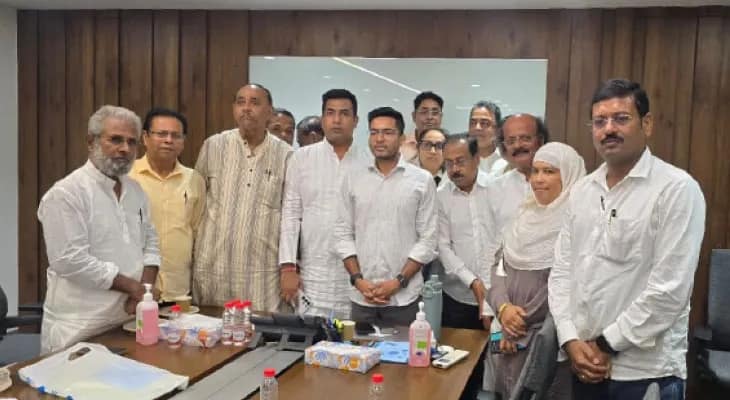 যোগ্যদের সামনে এনে ব্লক সংগঠন ঢেলে সাজার বার্তা দিলেন সেনাপতি অভিষেক, উত্তর দিনাজপুর ও বহরমপুর নিয়ে সাংগঠনিক আলোচনা