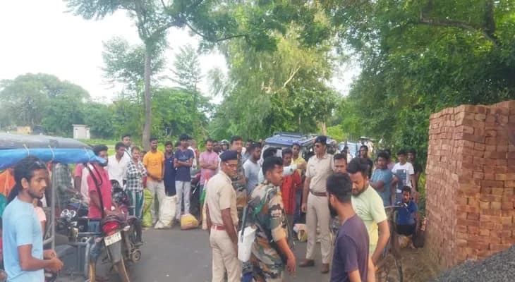 নয়ানজুলি বুজিয়ে নির্মাণ, মাঠে জল জমে ক্ষতির আশঙ্কা