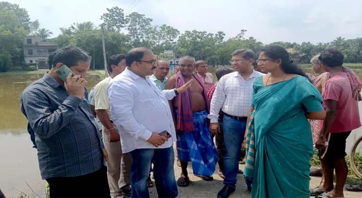 আমতার জলমগ্ন এলাকা পরিদর্শন জেলাশাসকের