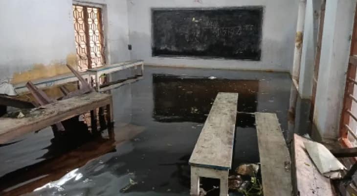 একমাস ধরে জলের তলায় স্কুলভবন নির্মীয়মাণ বাড়ির মেঝেতেই চলছে ক্লাস