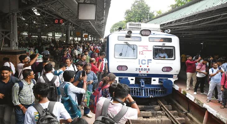 তুমুল উন্মাদনায় সাধারণ টিকিট নিয়েই এসি লোকালে! ৩৩০ টাকা ফাইন গুনলেন পড়ুয়া, এত ভাড়া... রোজ লোক হবে তো? মিশ্র প্রতিক্রিয়া যাত্রীমহলে
