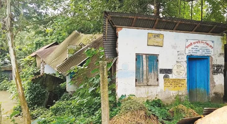কালমাটি অগ্রগামী শিশুশিক্ষা কেন্দ্র, ব্যবহারের অযোগ্য স্কুলবাড়ি, আড়াই কিমি দূরে যেতে হচ্ছে খুদে পড়ুয়াদের