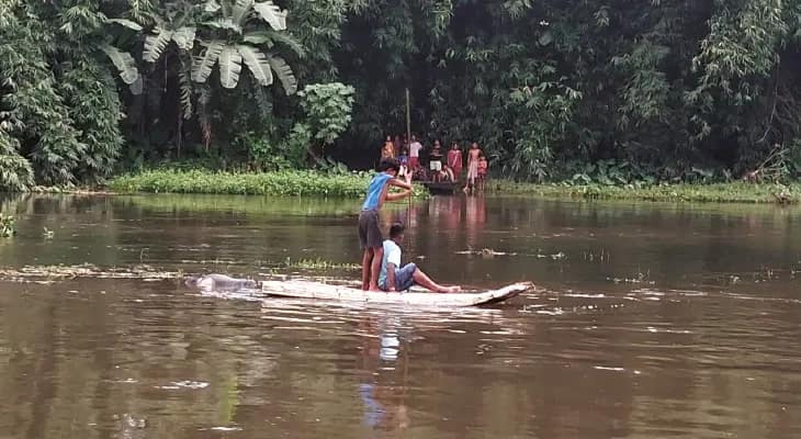 শোলার ভেলা নিয়েই ভরা করলা নদীতে ঝাঁপ, দাঁড়িয়ে দেখল প্রশাসন, ঝুঁকি নিয়ে দেহ উদ্ধার কিশোরের