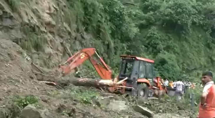 ধসের জেরে আপাতত বন্ধ রয়েছে জম্মু-রাজৌরি জাতীয় সড়ক
